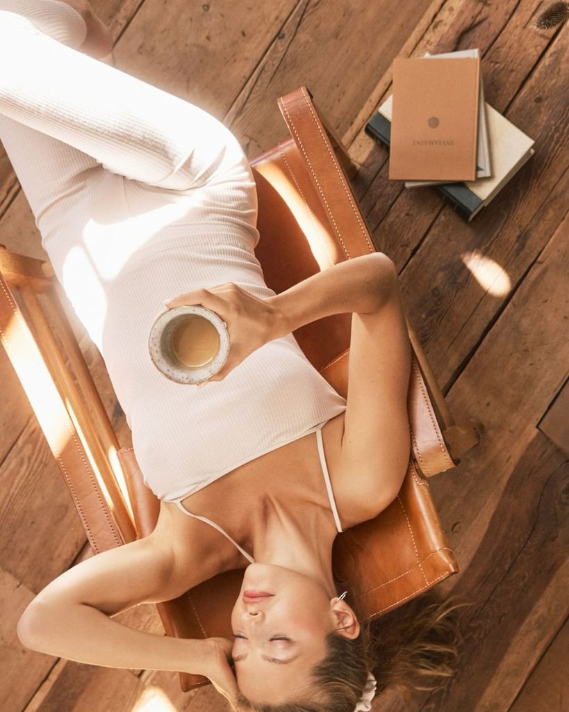 La actriz Zoe Pastelle descansando con su café en una hamaca