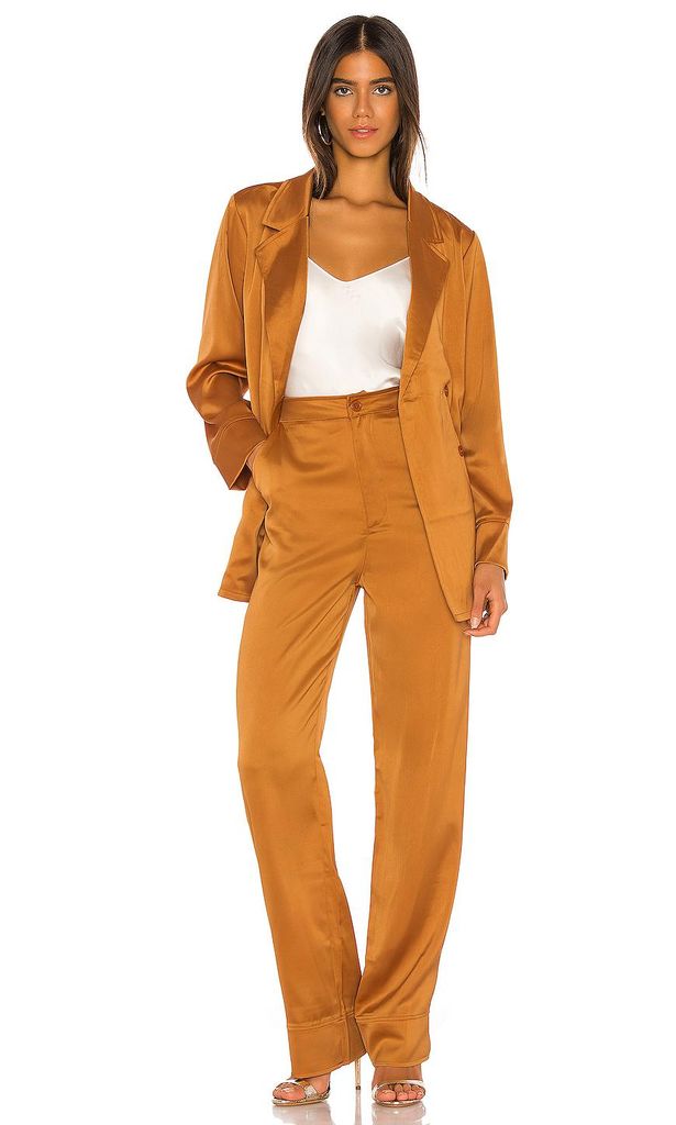 traje satinado de revolve