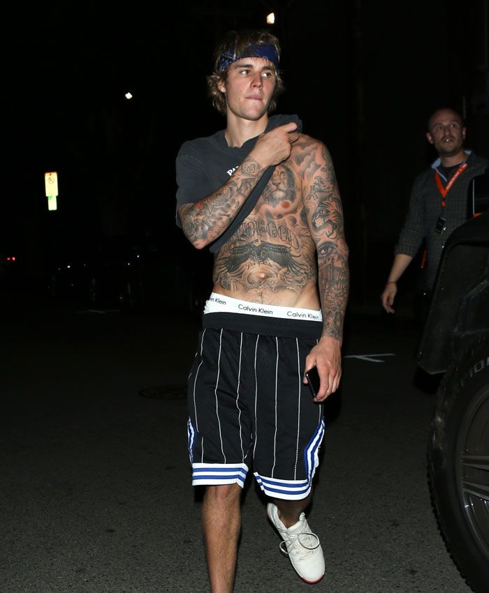 Justin Bieber enseña sus tatuajes bajo la ropa deportiva
