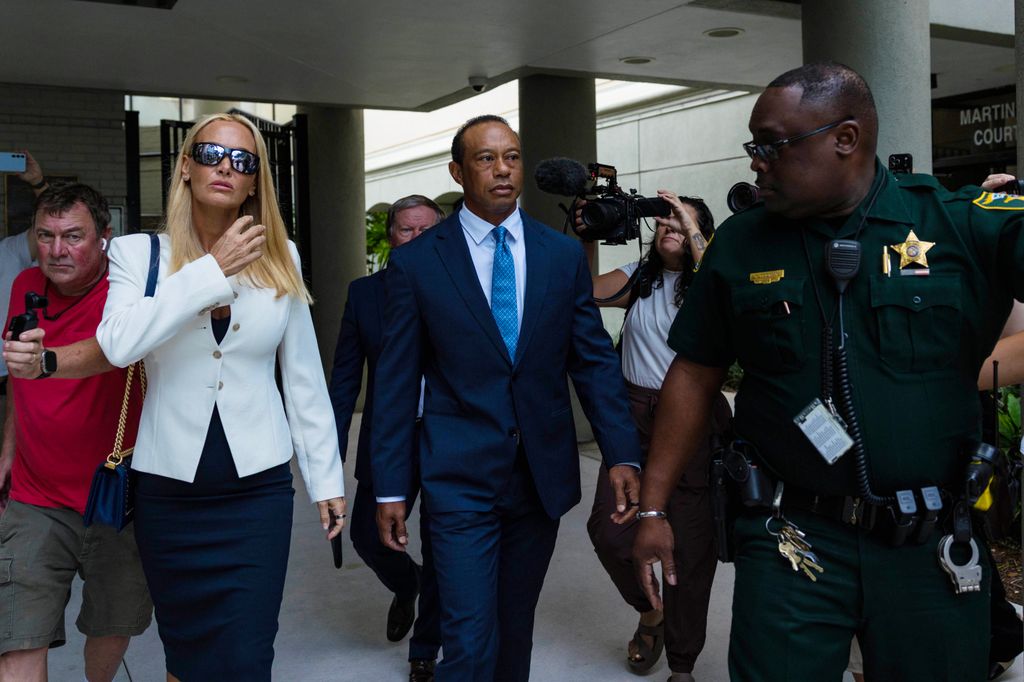 Vanessa Trump y Tiger Woods salen del juzgado del condado de Martin Courthouse en Stuart, Florida.