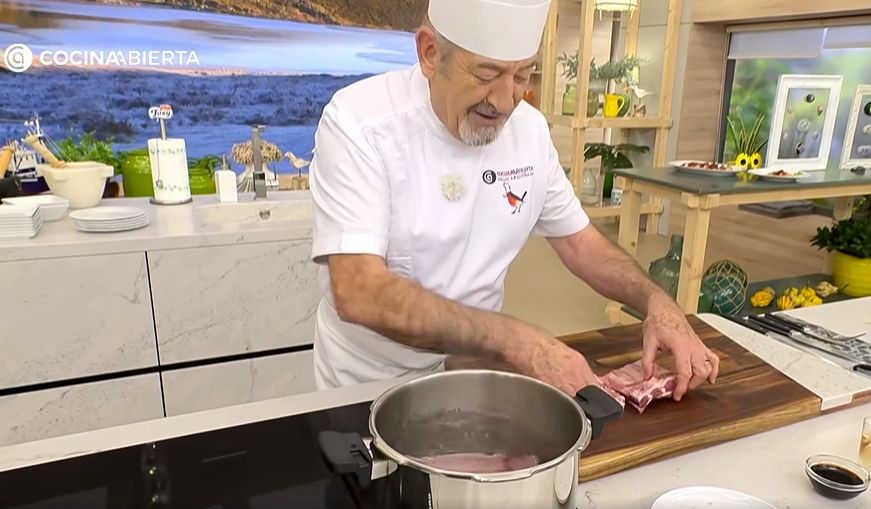 Karlos Arguiñano cocinando en su programa de televisión.
