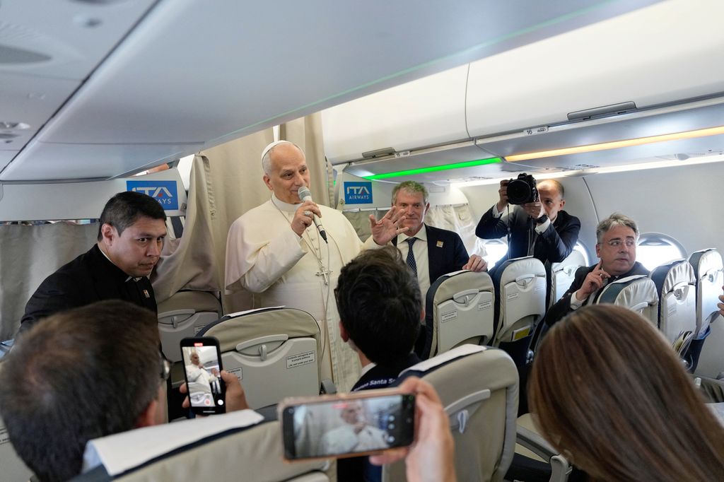 El Papa en el avión ante su llegada a Madrid
