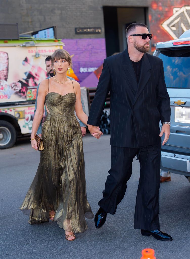 Taylor Swift luce las joyas de Elizabeth Taylor en Nueva York. 