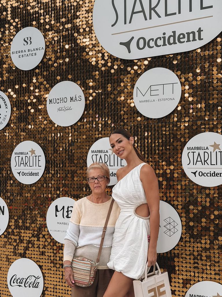 Tamara Gorro posa orgullosa en el festival Starlite con su abuela