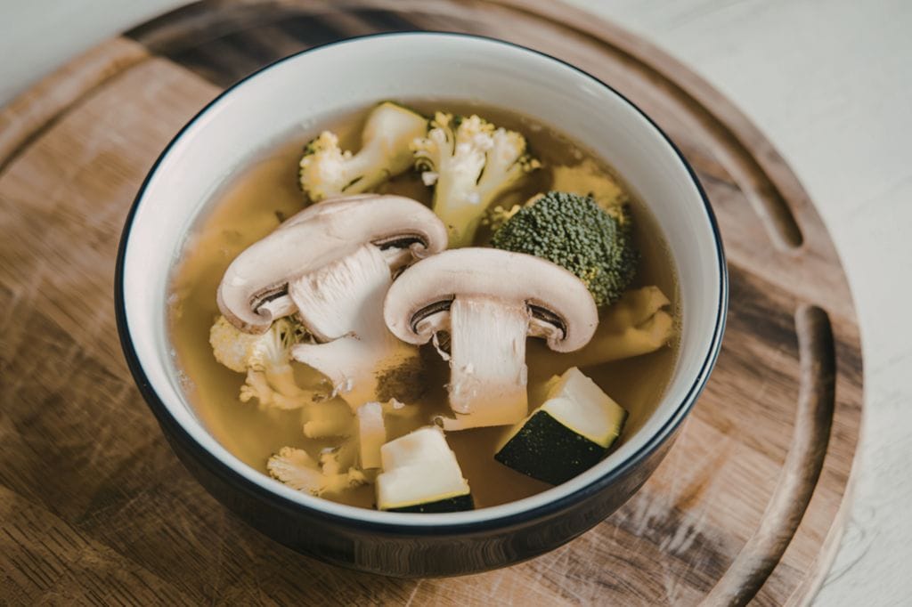 Las sopas ligeras con vegetales son ideales para incorporar a nuestro menú semanal