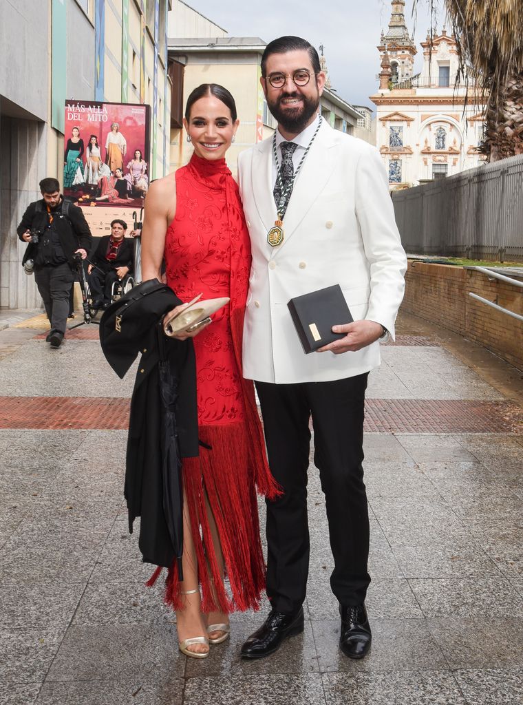El humorista Manu Sánchez con su mujer Lorena Sánchez en las Medallas de Andalucía, celebradas el 28 de febrero de 2025 en Sevilla 