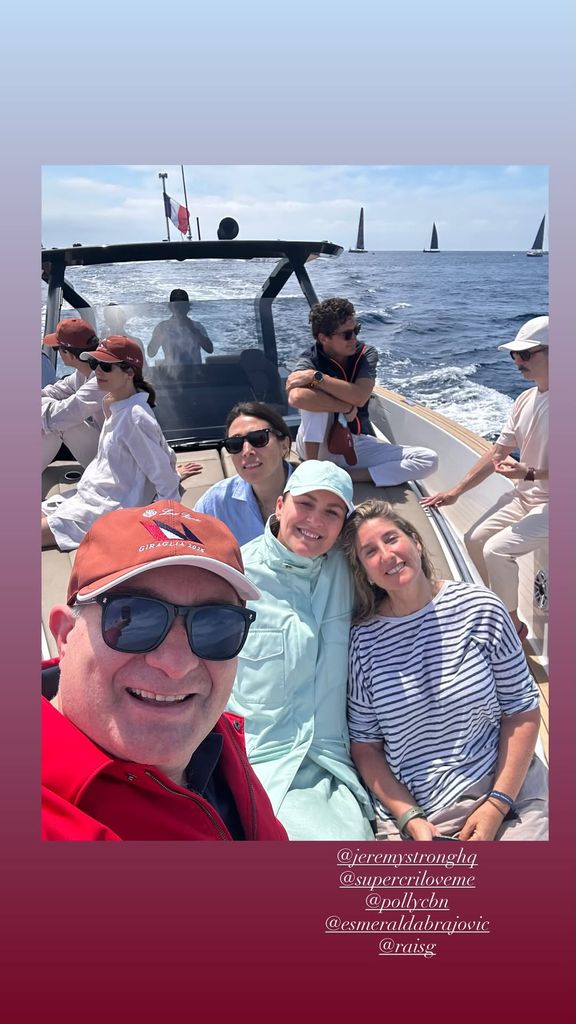 Fernando Fitz-James Stuart y Sofía Palazuelo navegando en Saint-Tropez con el actor Jeremy Strong