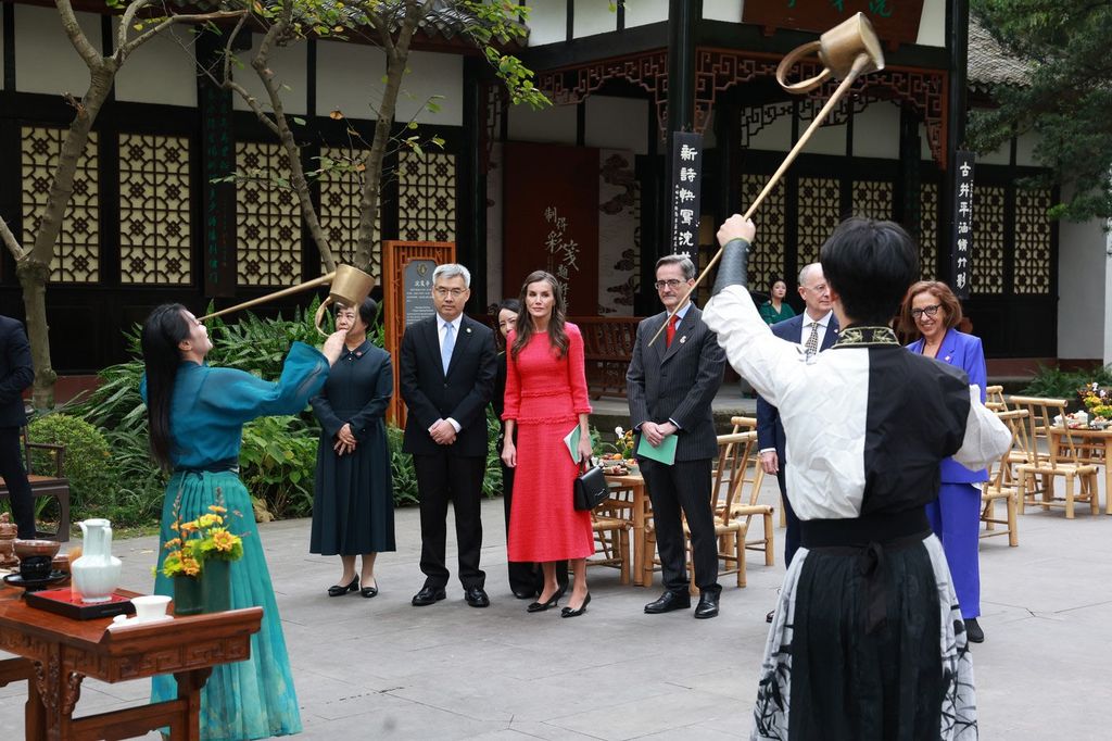 La reina Letizia participa de la ceremonia milenaria del té en China