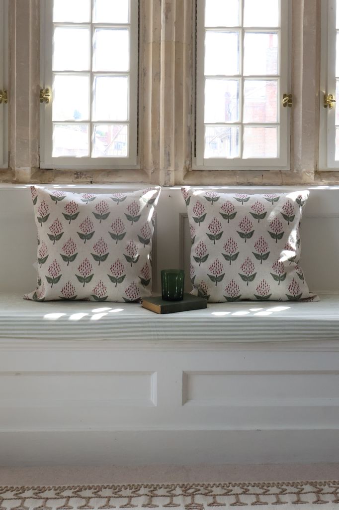 Banco con textiles a rayas y florales