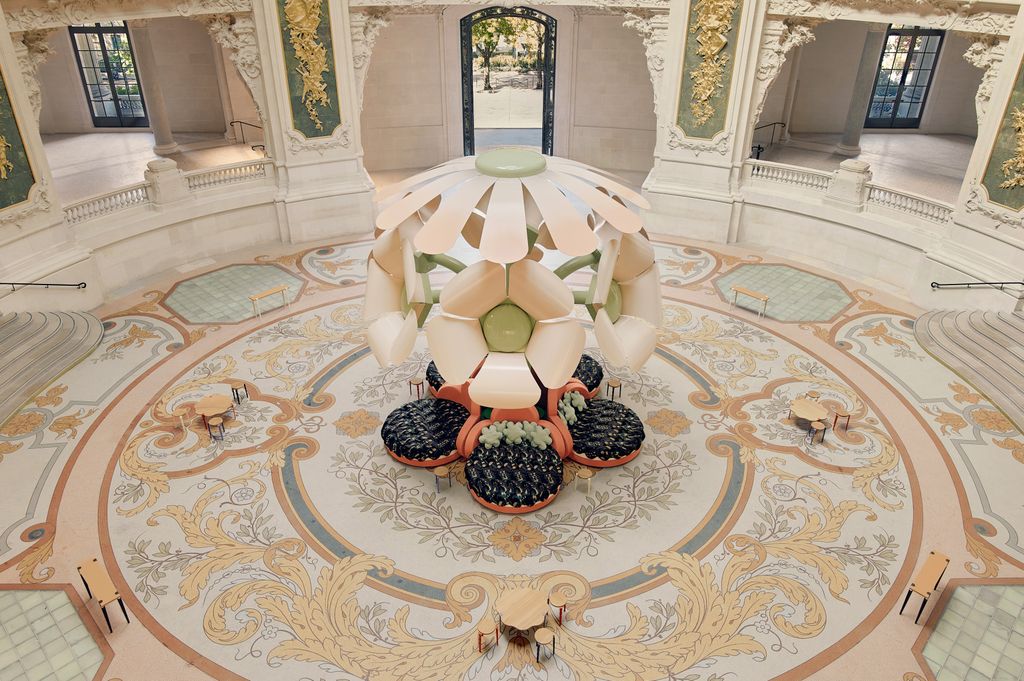 Vista de 'Le Grand Bouquet', la instalación floral monumental creada por el estudio de diseño francés Uchronia, liderado por Julien Sebban, para la Paris Design Week 2026.