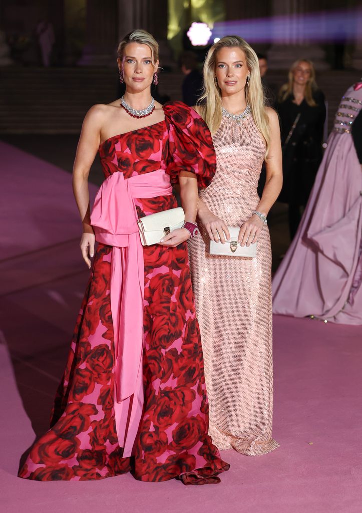 Lady Amelia Spencer y Lady Eliza Spencer en el baile inaugural del British Museum Ball en el British Museum, Londres, 2025. 