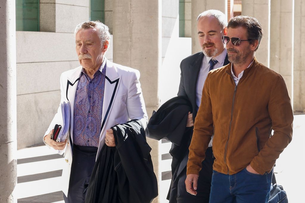 Rodolfo Sancho junto a sus abogados