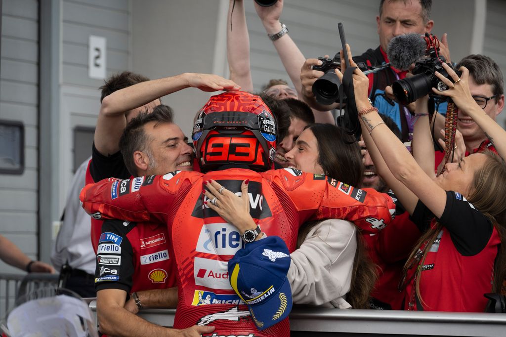 Marc Marquez y Gemma Pinto celebrando el triunfo en el MotoGP de Alemania