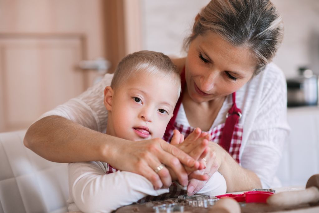 Madre cocinando con su hijo con síndrome de Down