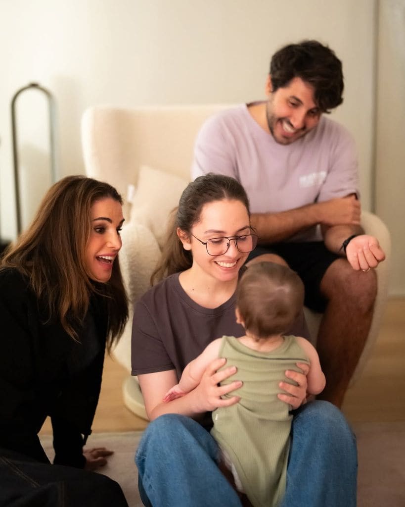 Rania de Jordania ha compartido una nueva imagen en redes sociales de su faceta como abuela