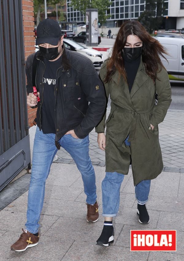 Marisa Jara y su novio a las puertas del hospital