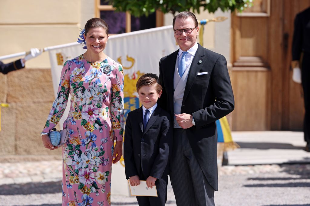 Victoria y Daniel de Suecia con el príncipe Oscar en el bautizo de Ines de Suecia 