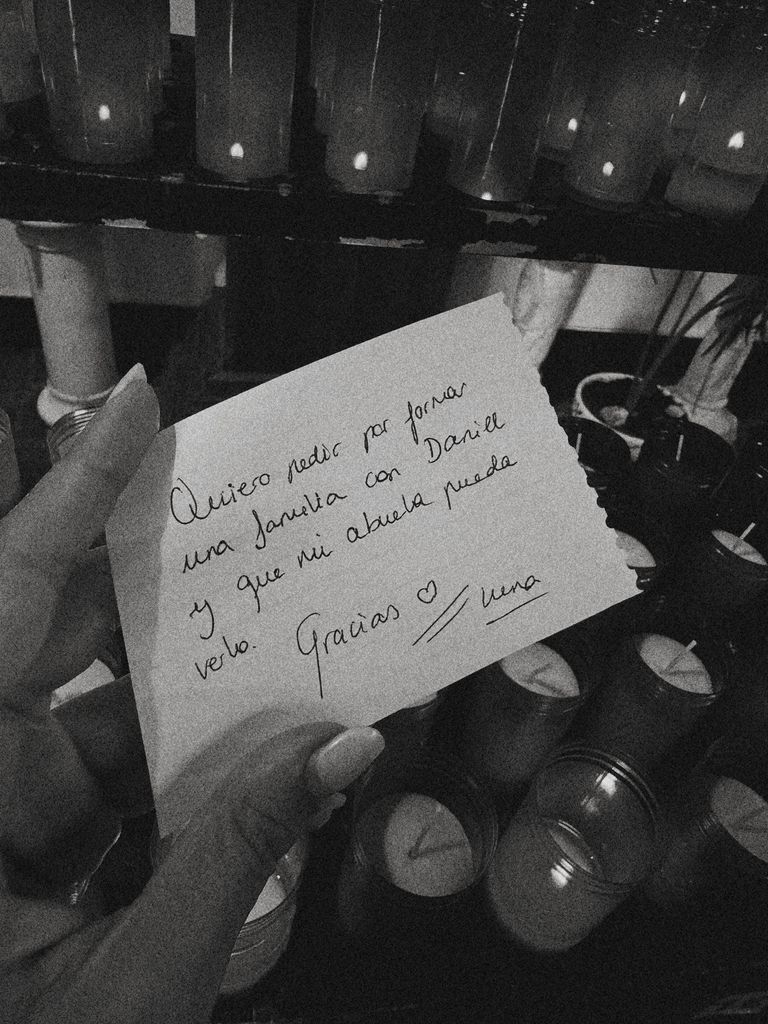 Luna muestra el contenido del mensaje que dejó en la parroquia tras finalizar el Camino de Santiago