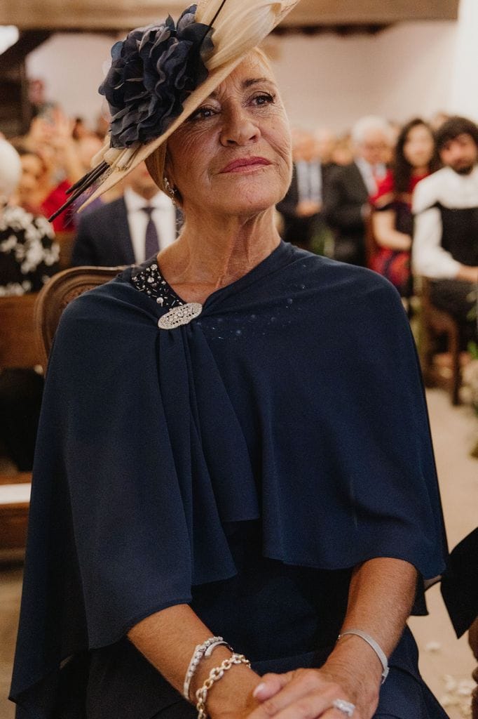 Madrina con tocado y vestido azul noche