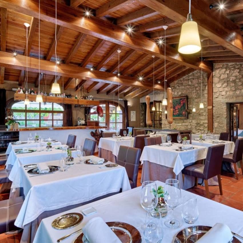 Sala del restaurante El Molino de Alcuneza.