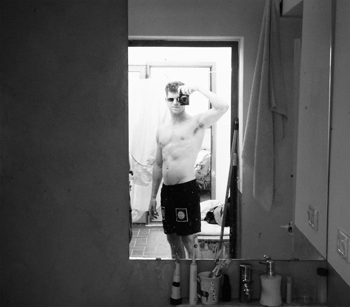 Miguel Bernardeau se fotografía frente al espejo