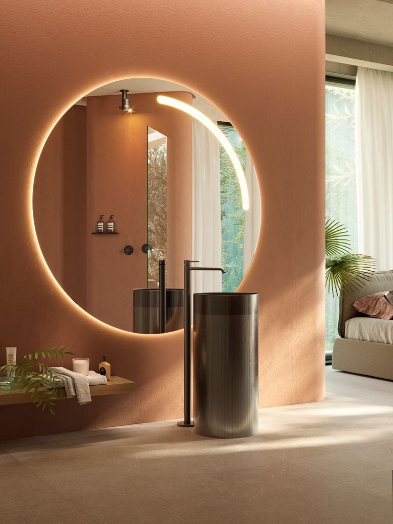 Llamativo lavabo de pie metálico