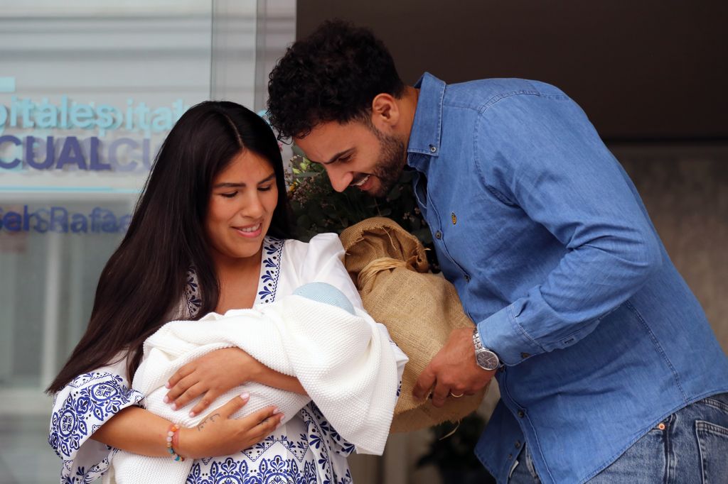 (Foto de ARCHIVO) Isa Pantoja y Asraf Beno a la salida del Hospital Pascual San Rafael junto al pequeño Cairo, a 25 de junio de 2025, en Cádiz (España).  Leandro Wassaul FAMOSOS;ALTA;BEBÃ;HOSPITAL 25/6/2025