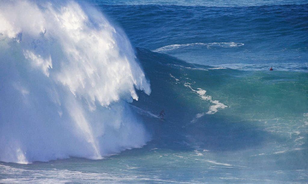 Un alemán surfea una ola de veintiséis metros