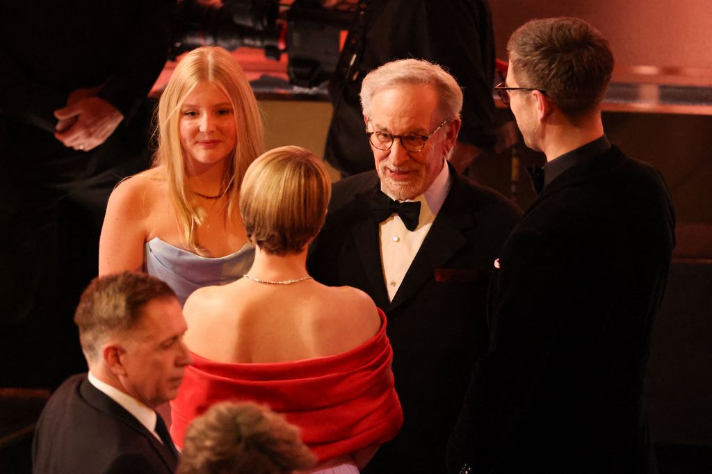 Steven Spielberg, con su nieta, hablando con Jessie Buckley