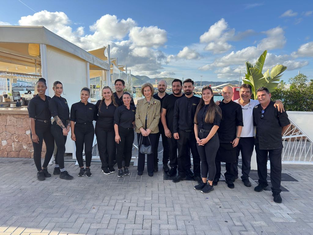 La reina Sofía se hizo una foto con el equipo del restaurante Sa Calma.