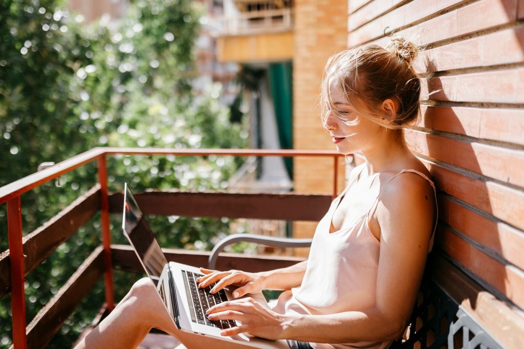 Mujer en la terraza con un ordenador