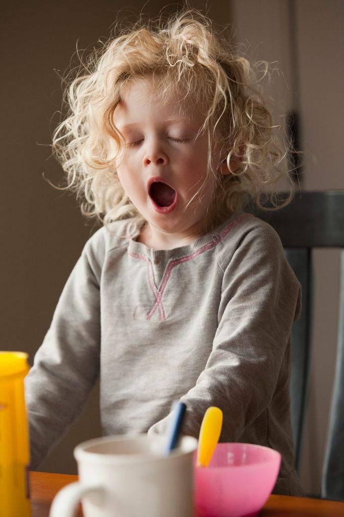 Niña bostezando 