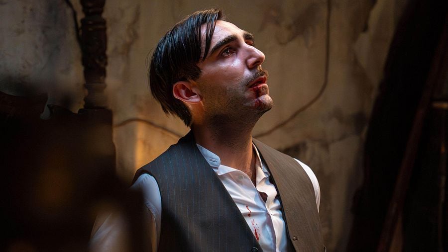 Lorenzo es secuestrado por Curro y ambos se enfrentan en un cuarto secreto