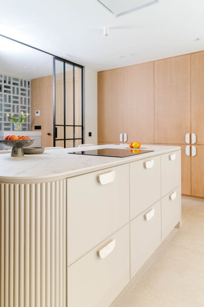 Cocina con tiradores modernos.