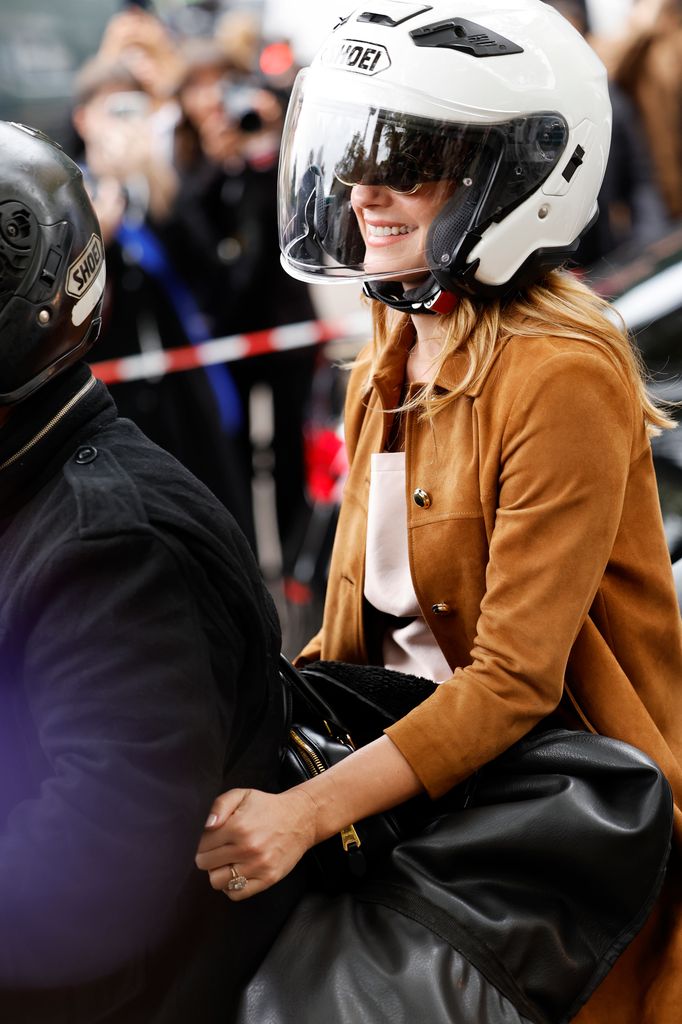 Emma Watson llega en moto al desfile de Miu Miu.