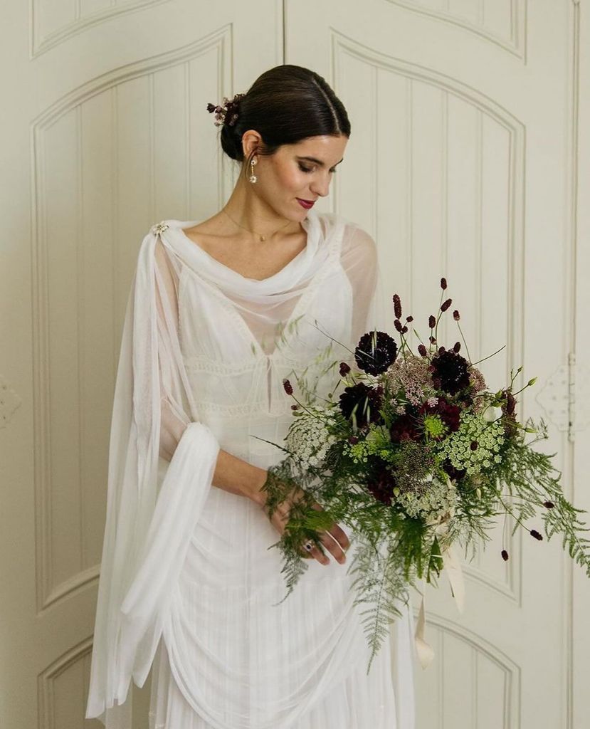 Ramos de novia con flores moradas oscuras