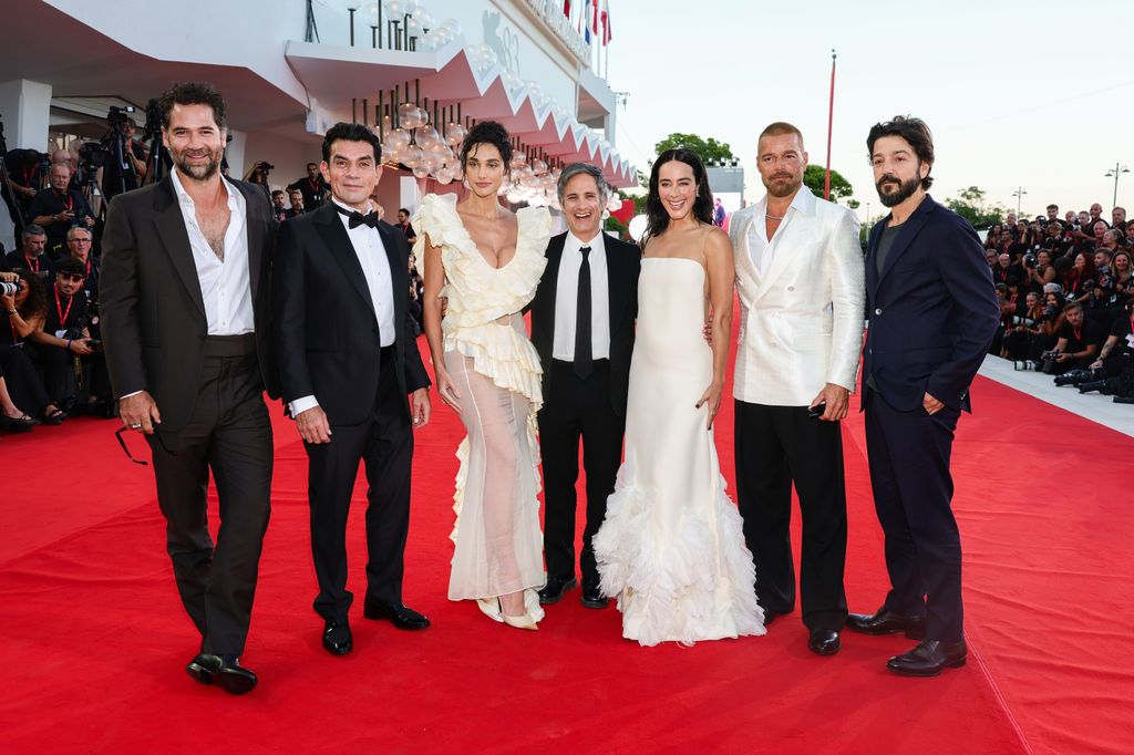 Manuel García-Rulfo, Jorge Salinas, Débora Nascimento, Gael García Bernal, Esmeralda Pimentel, Ricky Martin y Diego Luna en la proyección de 'Hombre Al Agua' en la 83a. edición del Festival Internacional de Cine de Venecia.