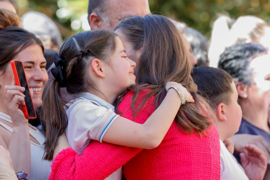 Doña Letizia ha estado especialmente cariñosa con los más pequeños.