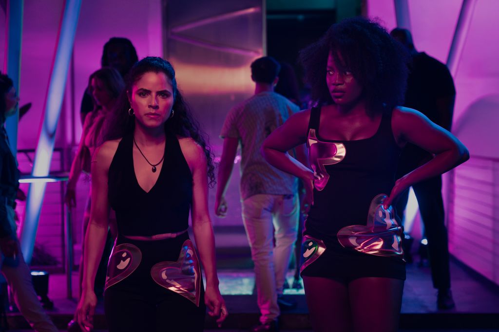 Shannon Gisela como Etta y Brittany Adebumola como Lovely en una de las escenas de M.I.A
