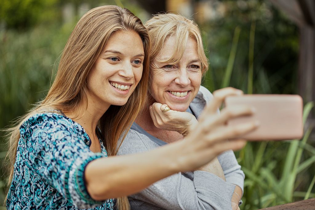 Nuera y suegra haciéndose una foto