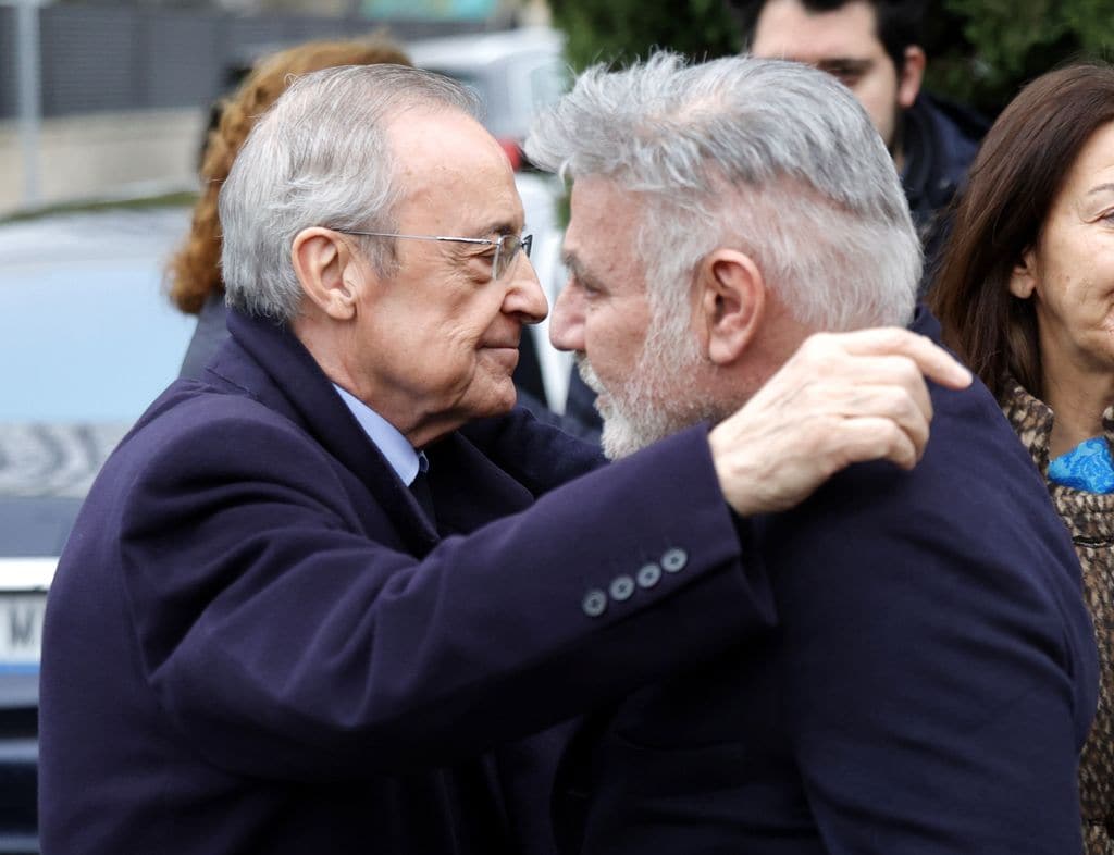 Florentino Pérez abraza a Joaquín Torres en el tanatorio de Pozuelo de Alarcón (Madrid)