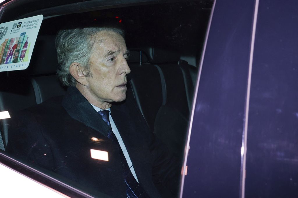 Alfonso Díez accediendo en taxi al Palacio de Liria