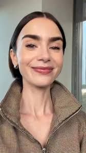 Lily Collins ha sid la encargada de anunciar el adiós e 'Emily en París' con un vídeo