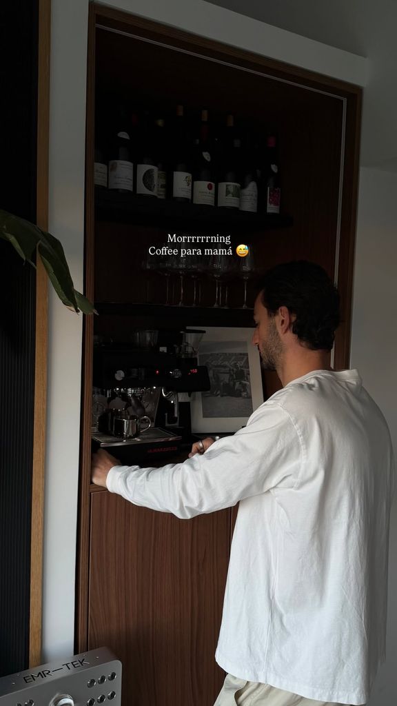 Juan Iglesias haciéndole un café a Estela