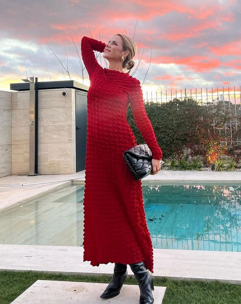 Amelia Bono agota un vestido rojo y texturizado de Sfera el día de Reyes
