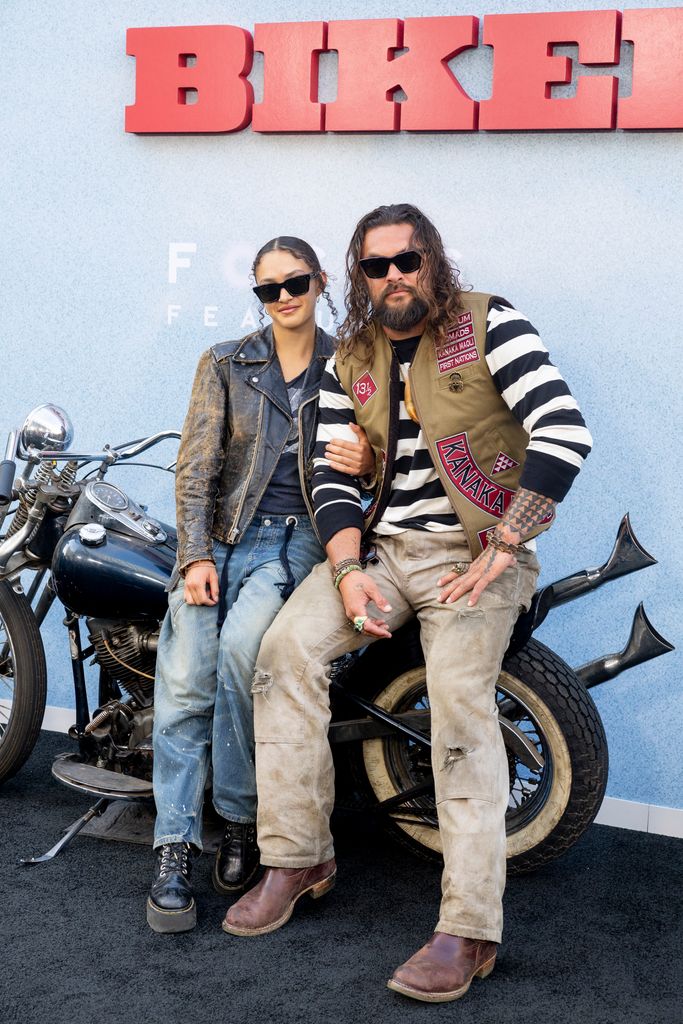 Jason acudió a la premier de la cinta 'The Bikeriders' junto a su hija Lola Lolani.