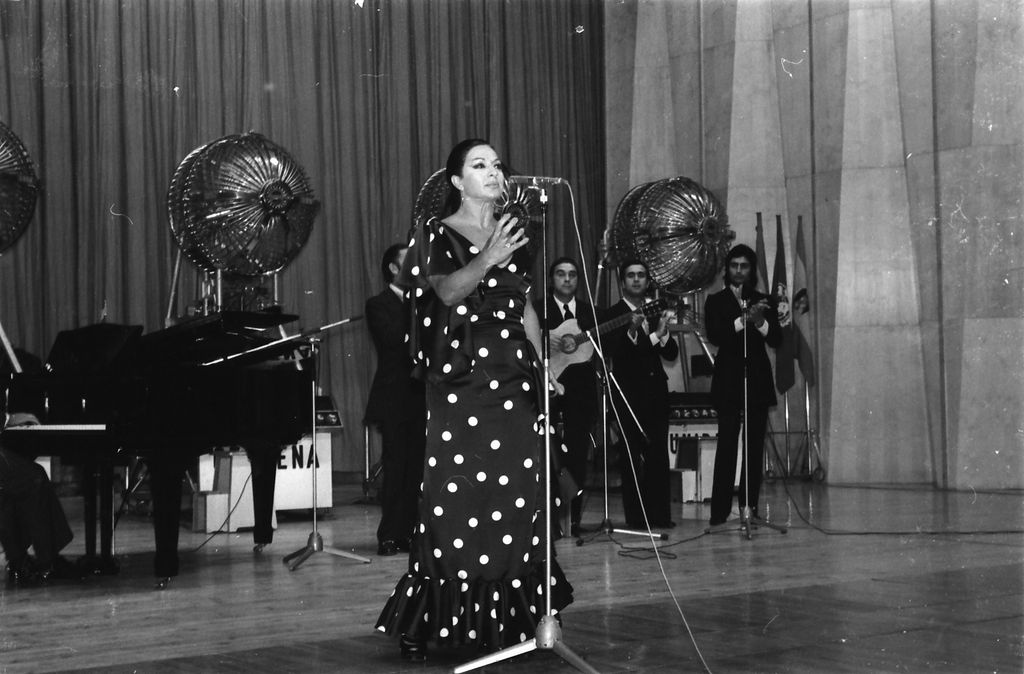 Lola Flores cantando en un programa de televisión