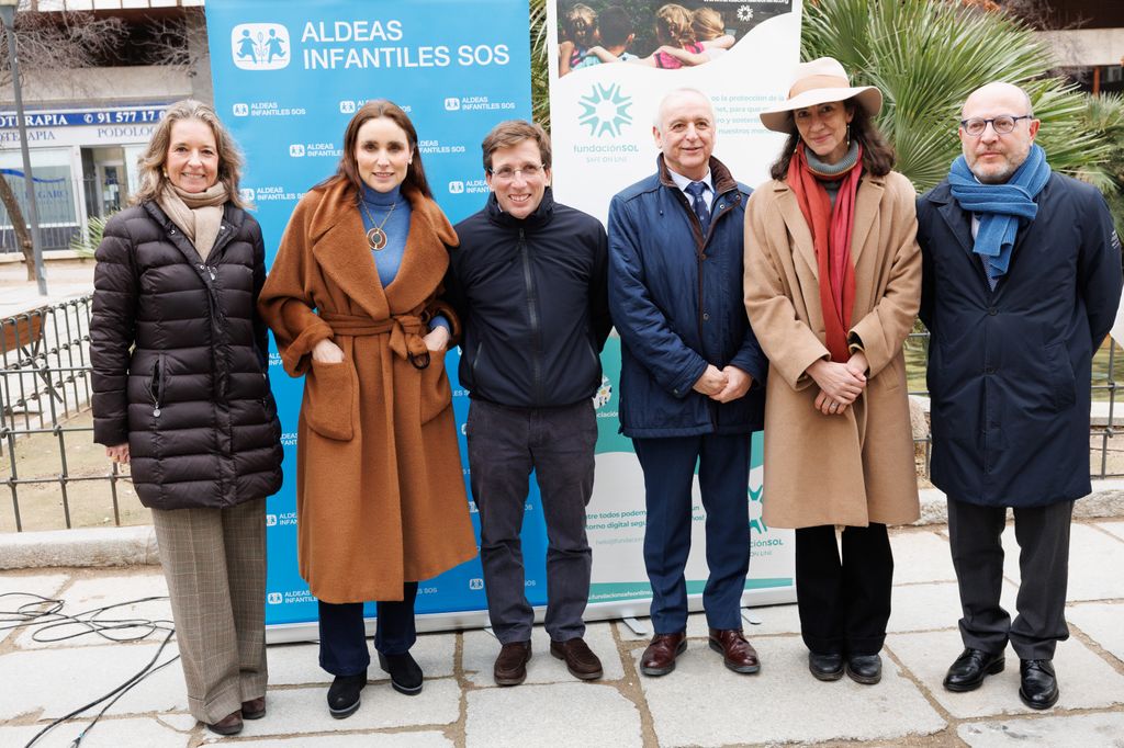 El alcalde de Madrid, José Luis Martí­nez-Almeida, el presidente de Aldeas Infantiles SOS, Pedro Puig, y Claudia Stilianopoulos o Paloma Segrelles, fueron algunos de los invitados a la presentación de la escultura de fundaciónSOL y Aldeas Infantiles SOS