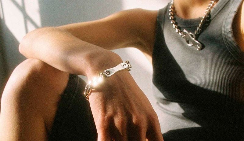 Zara y Two Jeys, la colaboración de joyas y moda unisex para los más arriesgados