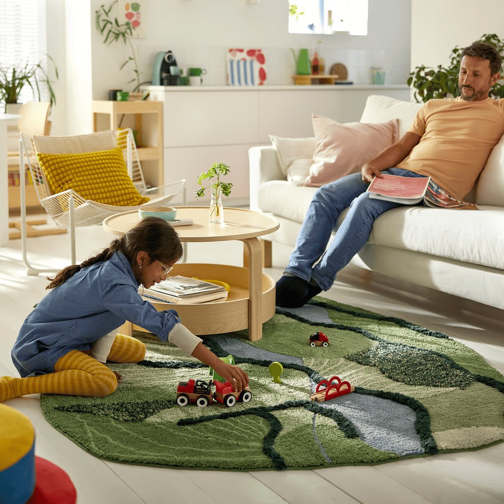 Niña jugando en el salón
